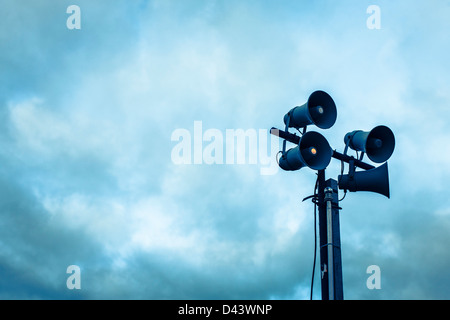 Per la comunicazione al pubblico e di altoparlanti montati su palo, Leyton, a est di Londra - Inghilterra Foto Stock