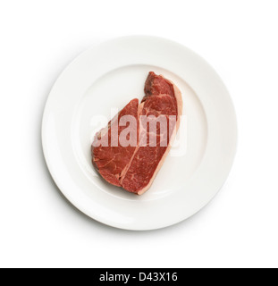 Pezzo di bistecca su lastra tagliata su sfondo bianco Foto Stock