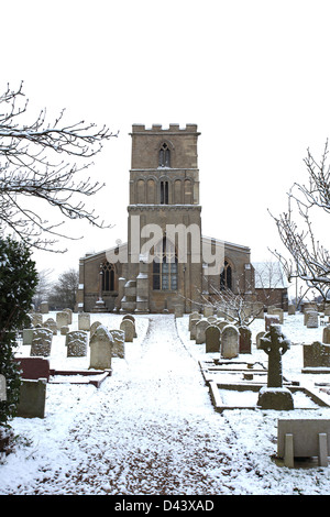 In inverno la neve, St Peters chiesa parrocchiale, Maxy village, Cambridgeshire, Inghilterra; Gran Bretagna; Regno Unito Foto Stock