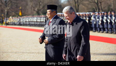 Il presidente indonesiano Susilo Bambang Yudhoyono (L) viene ricevuto dal Presidente tedesco Joachim Gauck di fronte il Palazzo Bellevue a Berlino, Germania, 04 marzo 2013. Il Presidente indonesiano visite in occasione della fiera del turismo ITB Berlino, presentando Indonesia come suo partner ufficiale paese. Foto: Annibale Foto Stock