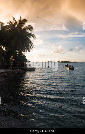 Barca in acqua al tramonto, costa sud-ovest di Aruba, Piccole Antille, dei Caraibi Foto Stock