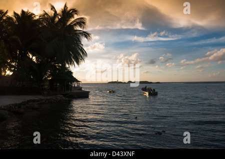 Barca in acqua al tramonto, costa sud-ovest di Aruba, Piccole Antille, dei Caraibi Foto Stock