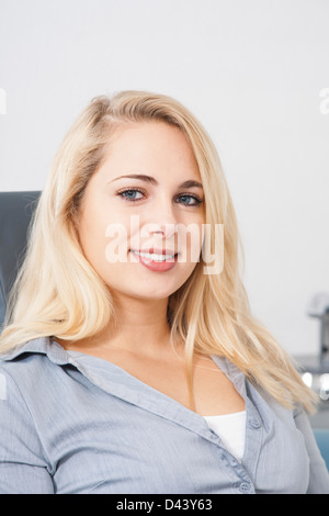 Close-up di giovane donna in studio dentistico per appuntamento, Germania Foto Stock