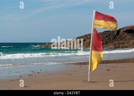 Flag che indica una spiaggia sorvegliata da un bagnino, a Plemont Bay, Jersey, Isole del Canale Foto Stock