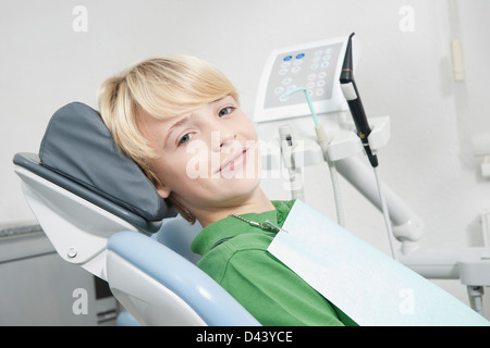 Ritratto di ragazzo in poltrona del dentista per un appuntamento, Germania Foto Stock