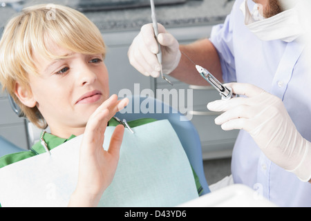 Ragazzo ago in declino in studio dentistico durante l'appuntamento, Germania Foto Stock