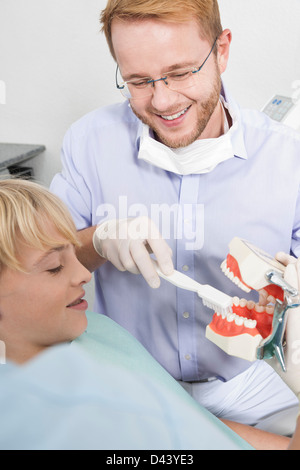 Ritratto di close-up di denti con bretelle dentali e elastici bocca piena  Foto stock - Alamy