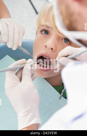 Dentista e igienista ragazzo di controllo i denti durante l'appuntamento, Germania Foto Stock