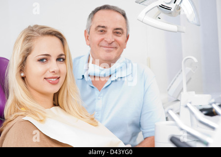 Ritratto di giovane donna e dentista in studio dentistico, Germania Foto Stock