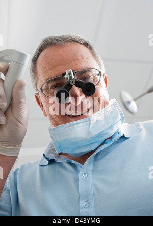 Close-up di dentista con lente di ingrandimento su un occhiale in studio dentistico, Germania Foto Stock