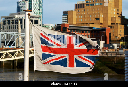 Vestito di stracci battenti bandiera sul Mersey ferry, Liverpool, Merseyside England Regno Unito Febbraio 2013 Foto Stock