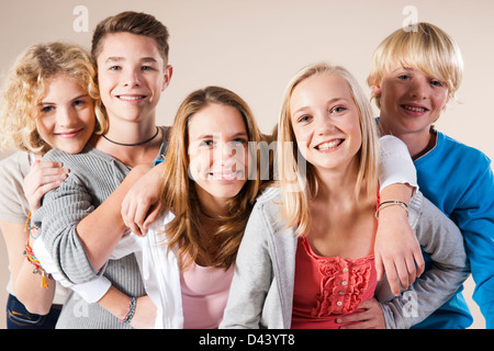 Ritratto di un gruppo di ragazzi adolescenti e ragazze sorridenti a Fotocamera, Studio shot su sfondo bianco Foto Stock