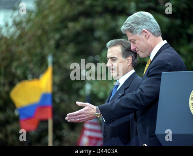 Il Presidente degli Stati Uniti Bill Clinton accompagnatrici Presidente colombiano Andres Pastrana durante una cerimonia di arrivo sul prato Sud della Casa Bianca Ottobre 28, 1998 a Washington DC. Foto Stock