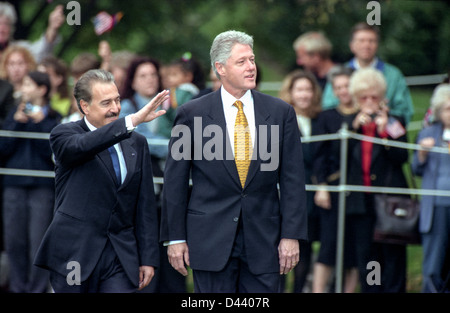 Il Presidente degli Stati Uniti Bill Clinton accompagnatrici Presidente colombiano Andres Pastrana durante una cerimonia di arrivo sul prato Sud della Casa Bianca Ottobre 28, 1998 a Washington DC. Foto Stock