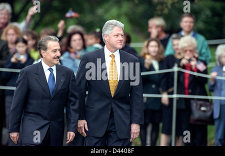 Il Presidente degli Stati Uniti Bill Clinton accompagnatrici Presidente colombiano Andres Pastrana durante una cerimonia di arrivo sul prato Sud della Casa Bianca Ottobre 28, 1998 a Washington DC. Foto Stock