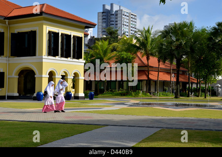 Ragazza malese gli studenti a piedi in Kampong Glam giardini, Singapore Foto Stock