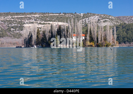 Isola di Visovac sul lago di Visovac, antico monastero del XV secolo, Parco Nazionale di Krka Foto Stock