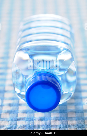 Close-up del coperchio sulla bottiglia di acqua Foto Stock