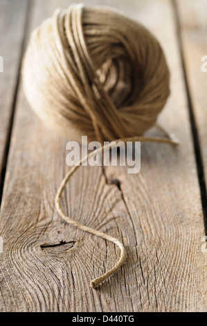 Close-up di palla di spago su pannello di legno Foto Stock