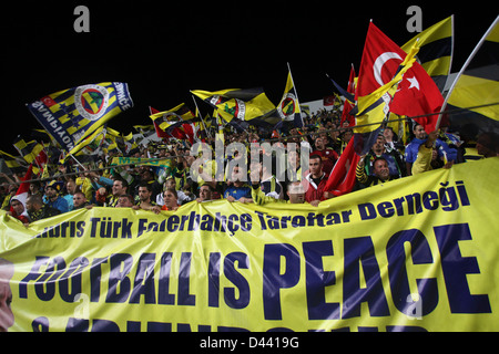Cipro,NICOSIA-ottobre 25: Fenerbahce fan prima della partita contro AEL Limassol per la UEFA Europa League gruppo C partita di calcio a Foto Stock