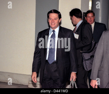 Frusta repubblicano Tom Delay passeggiate per la maggioranza Caucus incontro Novembre 18, 1998 a Washington, DC. Il caucus è eleggere un nuovo altoparlante e posizioni di leadership a seguito delle elezioni di medio termine. Foto Stock