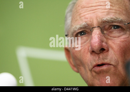 Cipro, NICOSIA-settembre 15:il Ministro delle finanze tedesco Wolfgang Schaeuble parla ai media durante un Consiglio ECOFIN del settembre 15 Foto Stock