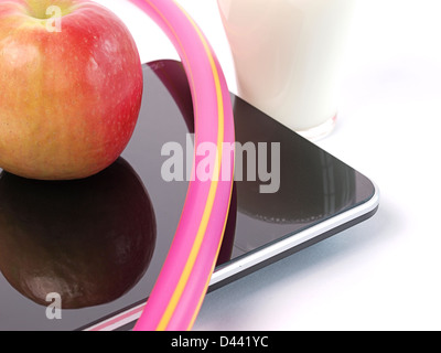 Il concetto di fitness con un apple e latte Foto Stock