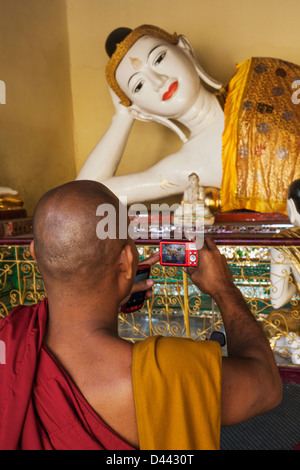 Myanmar Yangon, Shwedagon pagoda, Monaco prendendo foto Foto Stock