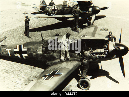 Il Messerschmitt Bf 109F, noto anche come Emil, era un caccia tedesco della seconda guerra mondiale. Era uno dei combattenti più avanzati del suo tempo, noto per la sua velocità, potenza di fuoco e versatilità in combattimento. Foto Stock