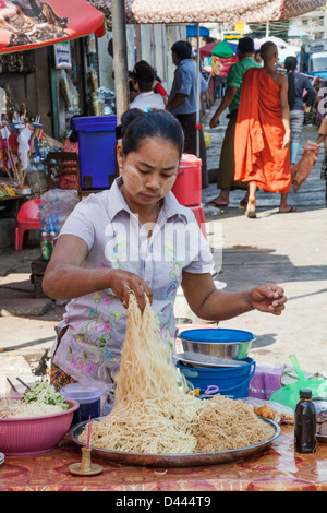 Myanmar Yangon, strada a base di noodle vendor Foto Stock