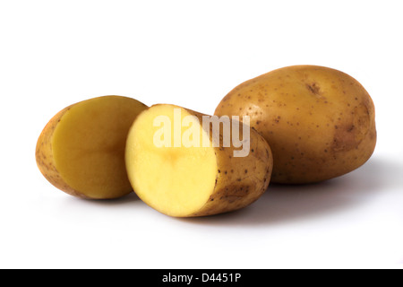 Due metà di patate e un intero isolato su bianco Foto Stock