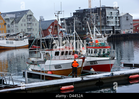 Piccole barche di pescatori locali nel porto di Tromso Norvegia troms europa Foto Stock