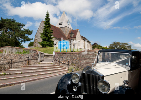 Vintage auto nozze in attesa al di fuori di St Margaret villaggio chiesa in Ditchling, East Sussex, England, Regno Unito Foto Stock