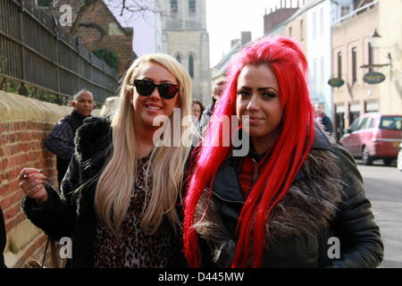 Oxford, UK 4 marzo, 2013 geordie shore cast membri arriva a oxford unione. sophie kasaei, 23 e holly hagan, 20 stelle del mtv reality show per parlare con i membri della unione di Oxford. credito lusabia petericardo/alamy live news Foto Stock