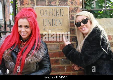 Oxford, UK 4 marzo, 2013 geordie shore cast membri arriva a oxford unione. sophie kasaei, 23 e holly hagan, 20 stelle del mtv reality show per parlare con i membri della unione di Oxford. credito lusabia petericardo/alamy live news Foto Stock