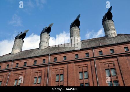 Le fessure per l'estrazione dei fumi sono raffigurate sul soffitto dell'ex casa di malto a Berlino, Germania, 13 agosto 2011. La casa di malto è stata costruita nel 1917 e utilizzata come sito di produzione per la Birreria Berliner Kindl Schultheiss dal 1926 al 1996. Negli anni successivi, KitKatClub lo utilizzò come luogo di eventi fino a quando non fu ristrutturato nel 2009 e ristrutturato come centro creativo con atelier, uffici, loft e sale per eventi. Fotoarchiv für ZeitgeschichteS.Steinach Foto Stock