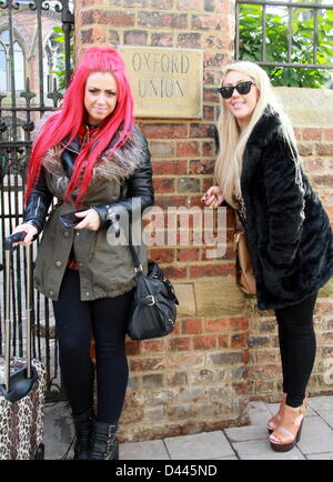 Oxford, UK 4 Marzo, 2013 Geordie shore cast membri arriva a oxford unione. Sophie Kasaei, 23 e Holly Hagan, 20 stelle del MTV reality show per parlare con i membri della unione di Oxford. Credito Lusabia Petericardo/Alamy Live News Foto Stock