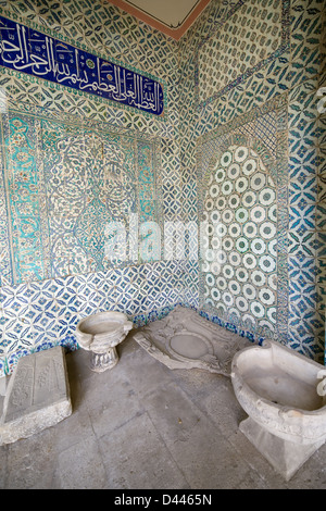 Muri riccamente decorati nel palazzo Topkapi Harem ad Istanbul in Turchia. Foto Stock