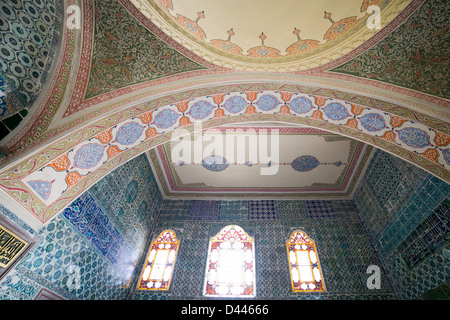 Riccamente decorato le pareti della camera di Sultan nel palazzo Topkapi Harem ad Istanbul in Turchia. Foto Stock
