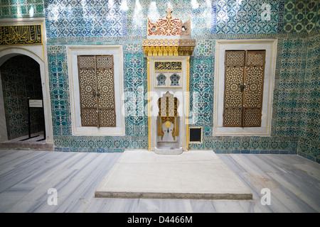 La Hall con una fontana nel palazzo Topkapi Harem ad Istanbul in Turchia. Foto Stock