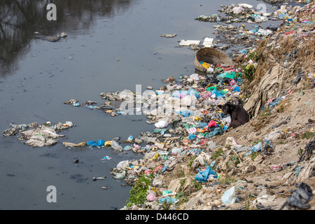 Fiume inquinato a Kathmandu in Nepal Foto Stock