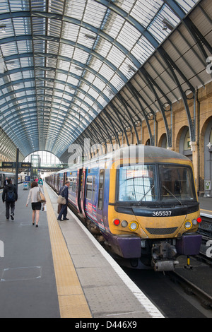 Classe 365 treno nella prima capitale collegare livrea in attesa in una piattaforma in Kings Cross stazione ferroviaria di Londra, Inghilterra. Foto Stock