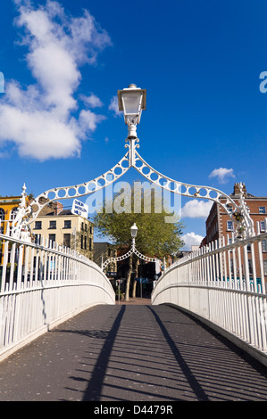 Vista verticale di Ha'penny Bridge aka Droichead na Leathphingine o Liffey bridge adornata con alcuni lucchetti in Dublino. Foto Stock