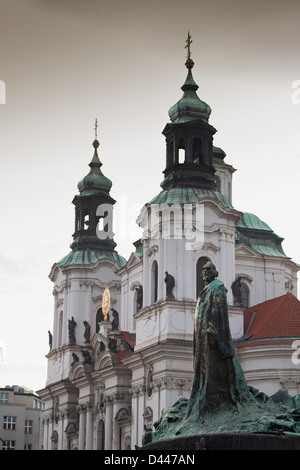 Jan Hus Memorial e la chiesa di San Nicola, La Piazza della Città Vecchia di Praga Foto Stock