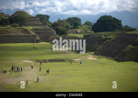 Turisti visitano il zapoteco città di Monte Alban, Oaxaca, Messico. Foto Stock