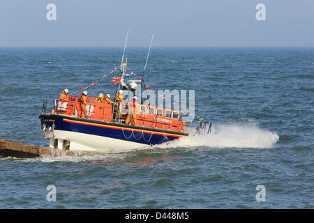 Moelfre, Isola di Anglesey, Galles, UK, Lunedi 4 marzo 2013. RNLI Tyne classe scialuppa di salvataggio si lancia a salutare il nuovo £ 2,7 milioni Tamar nave classe 'Kiwi' finanziato dal lascito di una nuova zelanda marinaio Reginald James Clark. Il 'Richard e violetta', che è stato in servizio dal 1988, sarà sostituito dal più grande e più sicuro barca. Foto Stock