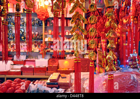 Rosso e decorazioni dorate per il nuovo anno cinese in vendita - Mercato di tessuto, Shanghai (Cina) Foto Stock