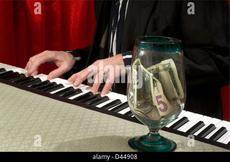 L'uomo suonare il pianoforte con suggerimenti jar sul pianoforte Foto Stock