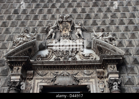 Dettaglio del cancello principale Gesu Nuovo Chiesa di Napoli , Italia Foto Stock