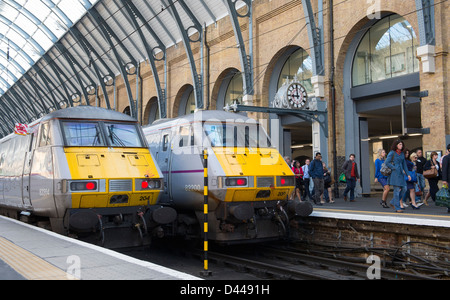 I treni ad alta velocità nella costa est livrea treni in attesa in una piattaforma in Kings Cross stazione ferroviaria di Londra, Inghilterra. Foto Stock